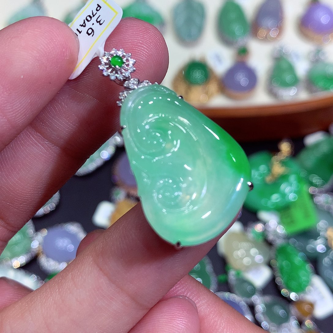 翡翠吊坠(不含链)18K金镶嵌