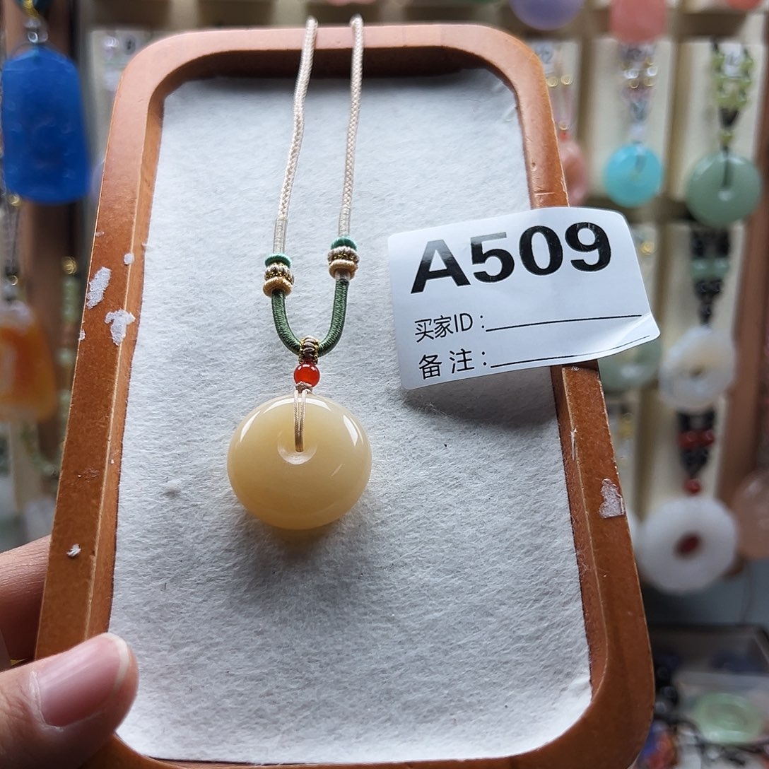 白***期石英质玉合金颈饰