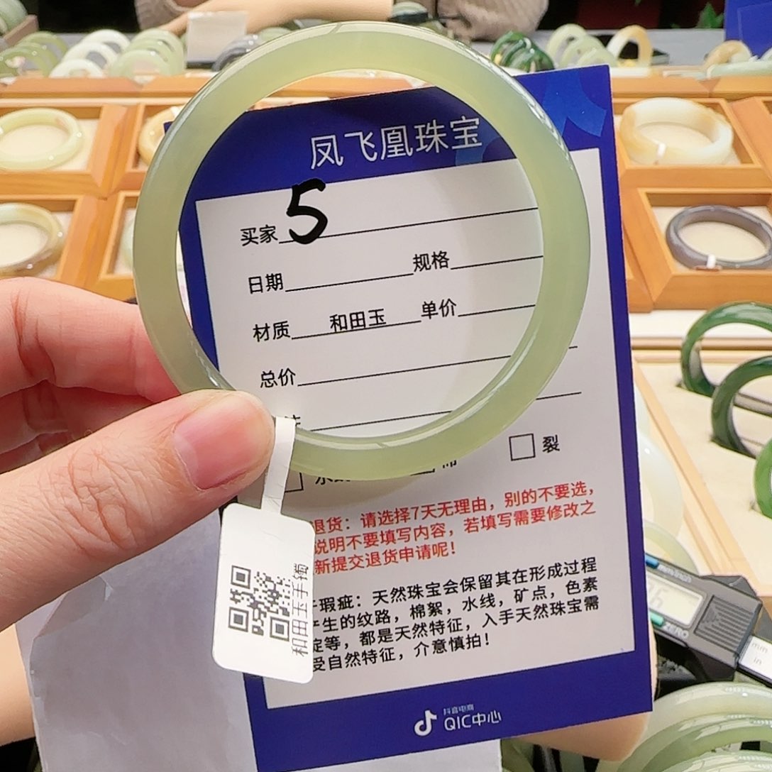 和田玉手镯未镶嵌今****吗55