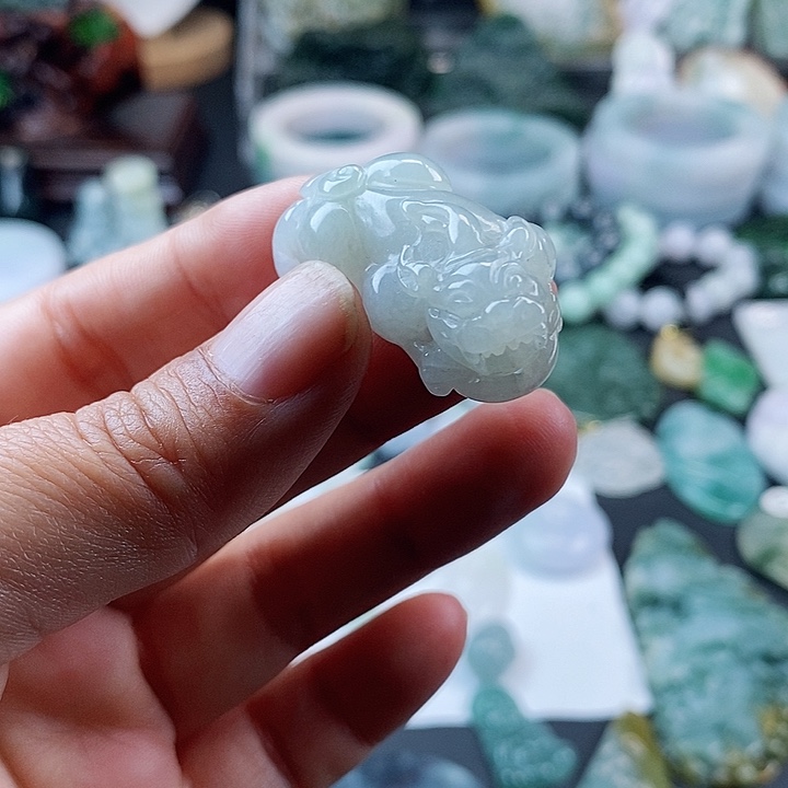 翡翠挂件未镶嵌翡翠的