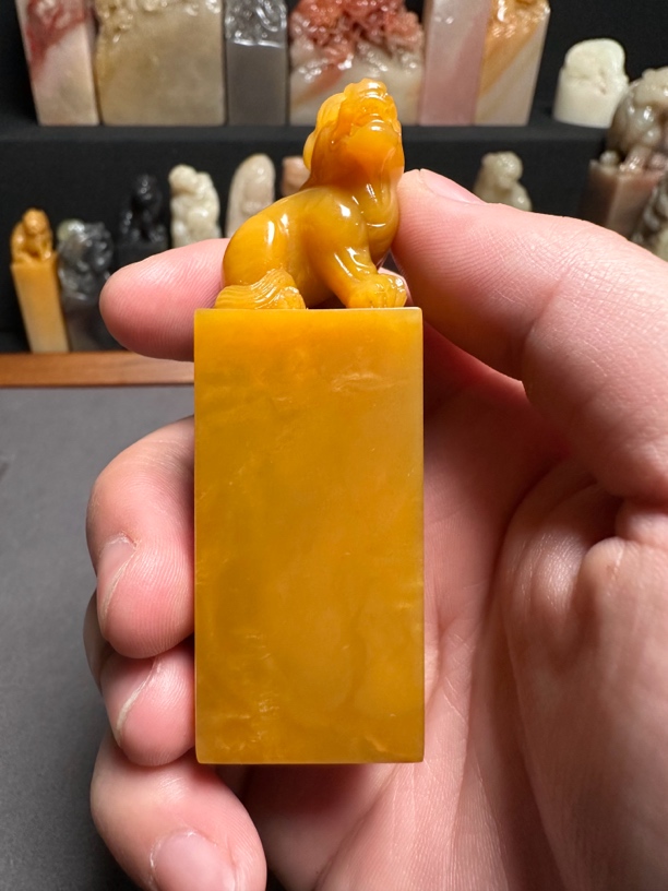 巴林福黄石，兽钮。2.5×7.9