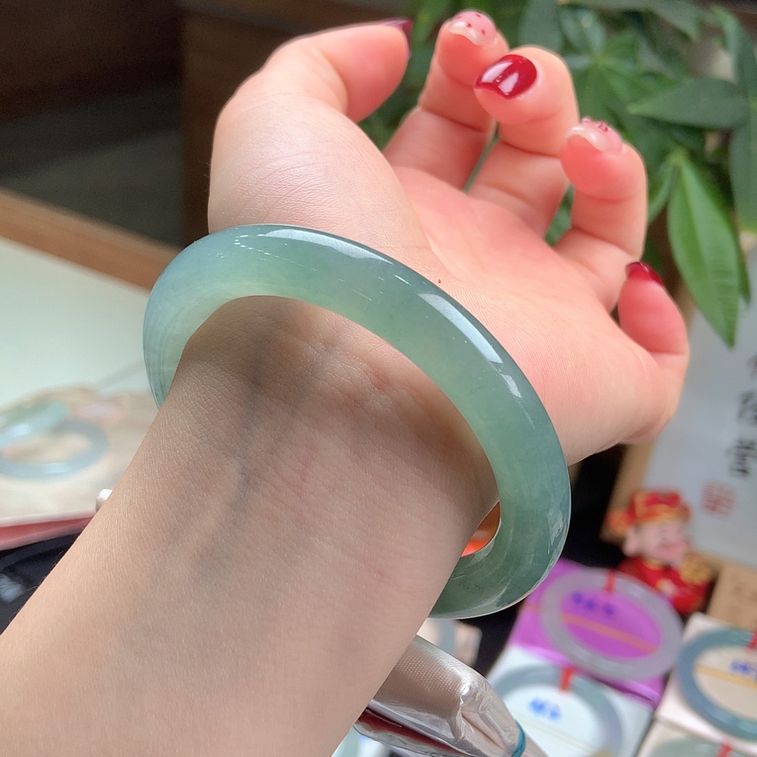 翡翠未镶嵌手镯冰湖绿显白133号