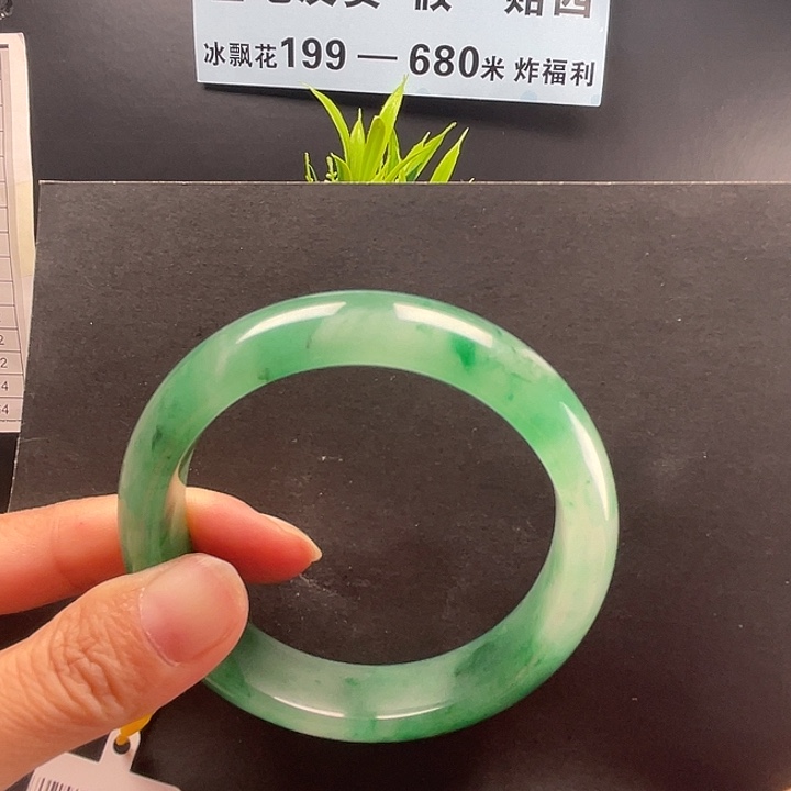 石英质玉手镯未镶嵌：57