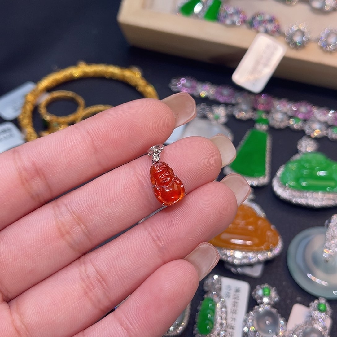 翡翠18K金镶嵌颈饰财神爷