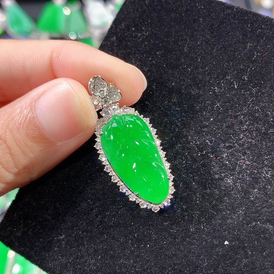 翡翠18K金镶嵌颈饰