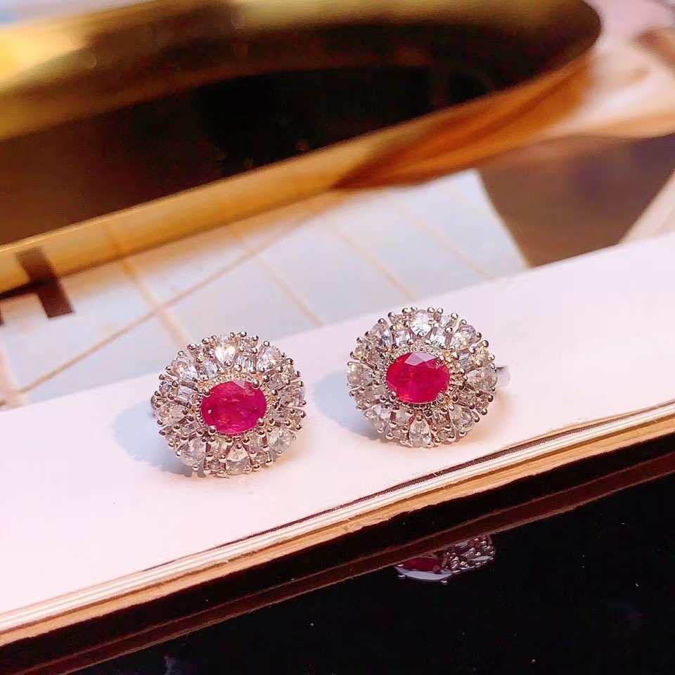 18K金镶嵌天然红宝石耳饰