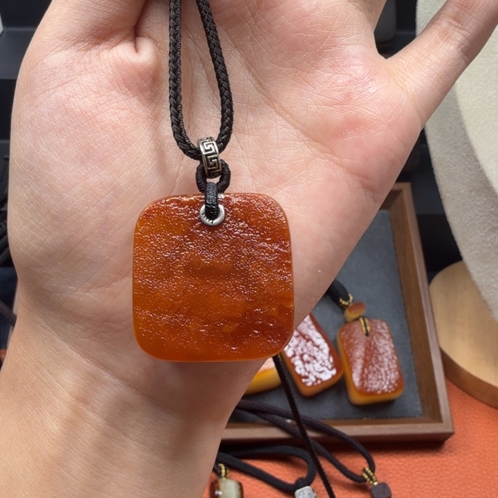 蜜蜡未镶嵌吊坠(赠链)