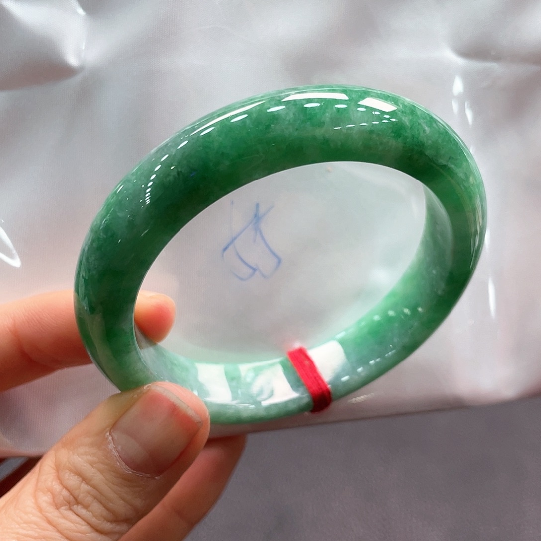 翡翠手镯未镶嵌翡翠手镯