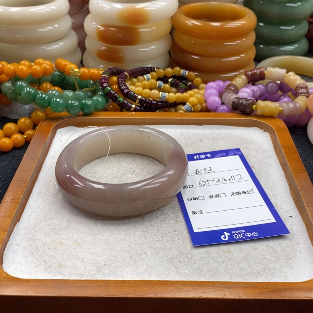 赵***王石英质玉未镶嵌手镯