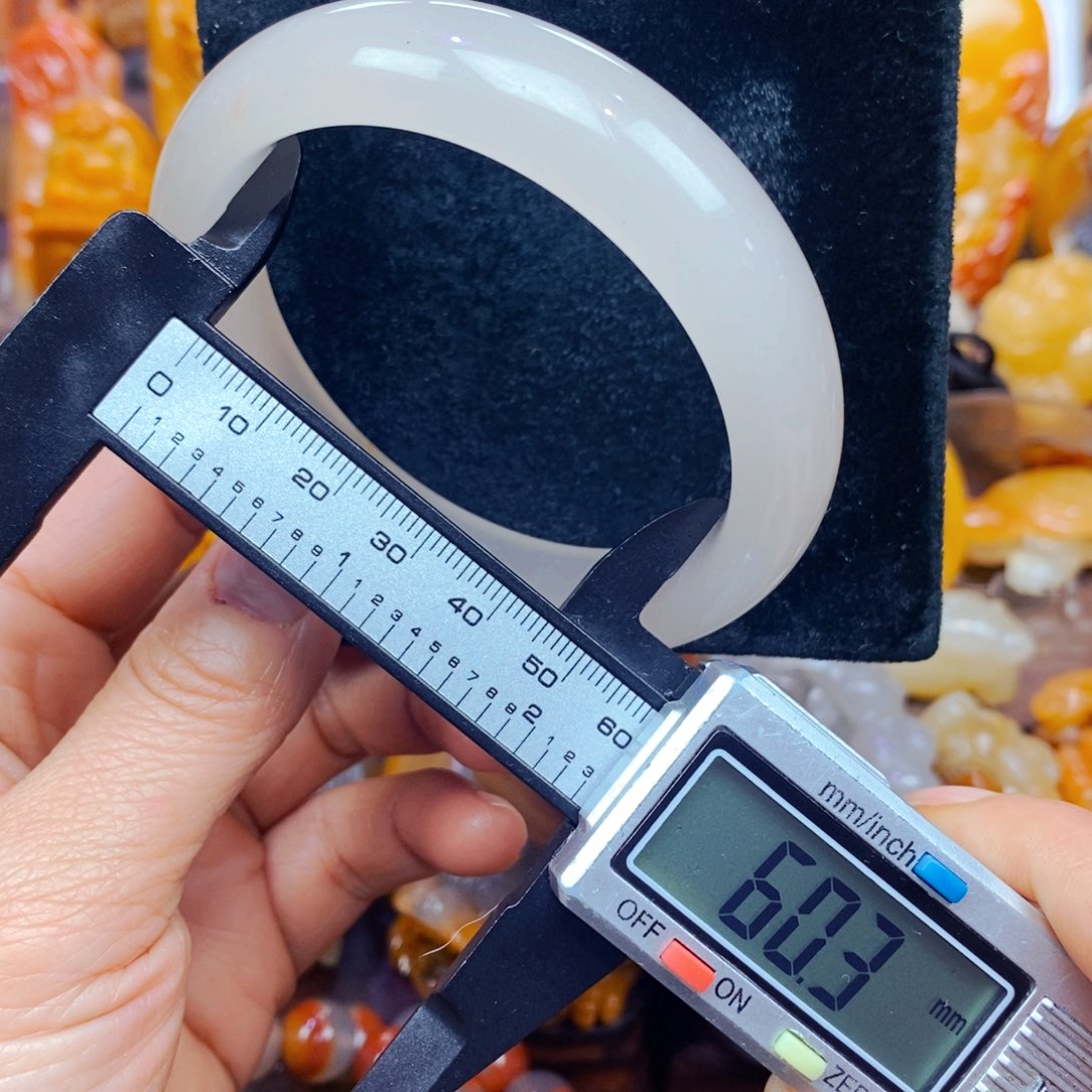 未镶嵌石英质玉（黄龙玉）颈饰