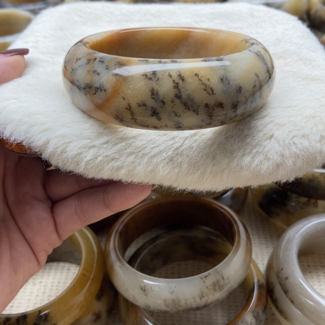 未镶嵌手镯石英质玉（非洲翠）60口径600米