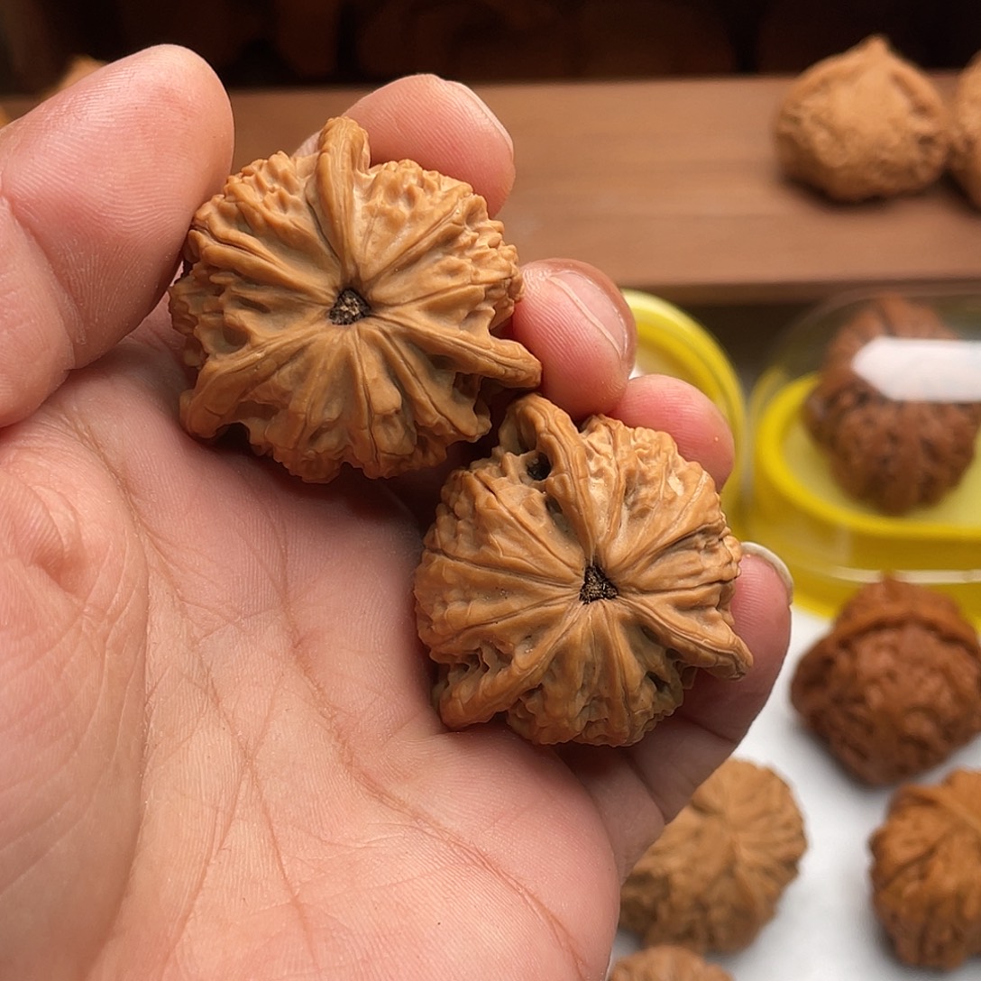 杨***盛吊坠文玩核桃糖三角