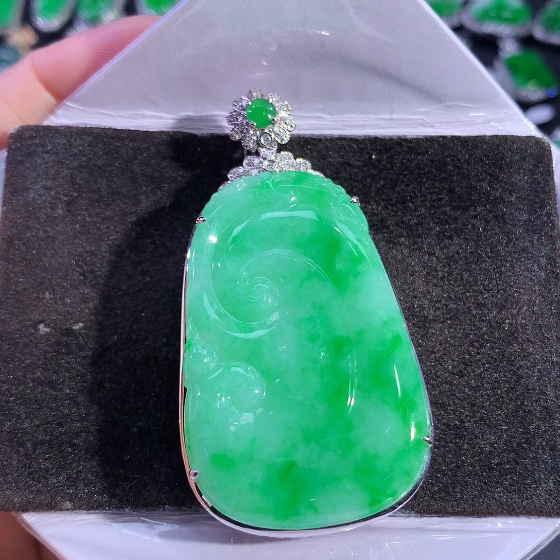 翡翠18K金镶嵌吊坠(赠链)