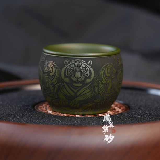 宜兴全手工紫砂茶具原矿绿泥泥料刻绘五虎图双层主人杯品茗杯茶具
