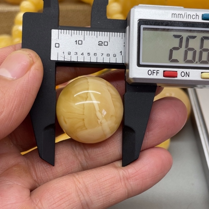 琥珀裸石未镶嵌圆珠