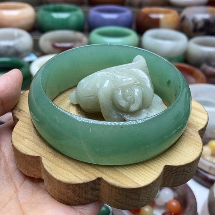 未镶嵌手镯石英质玉