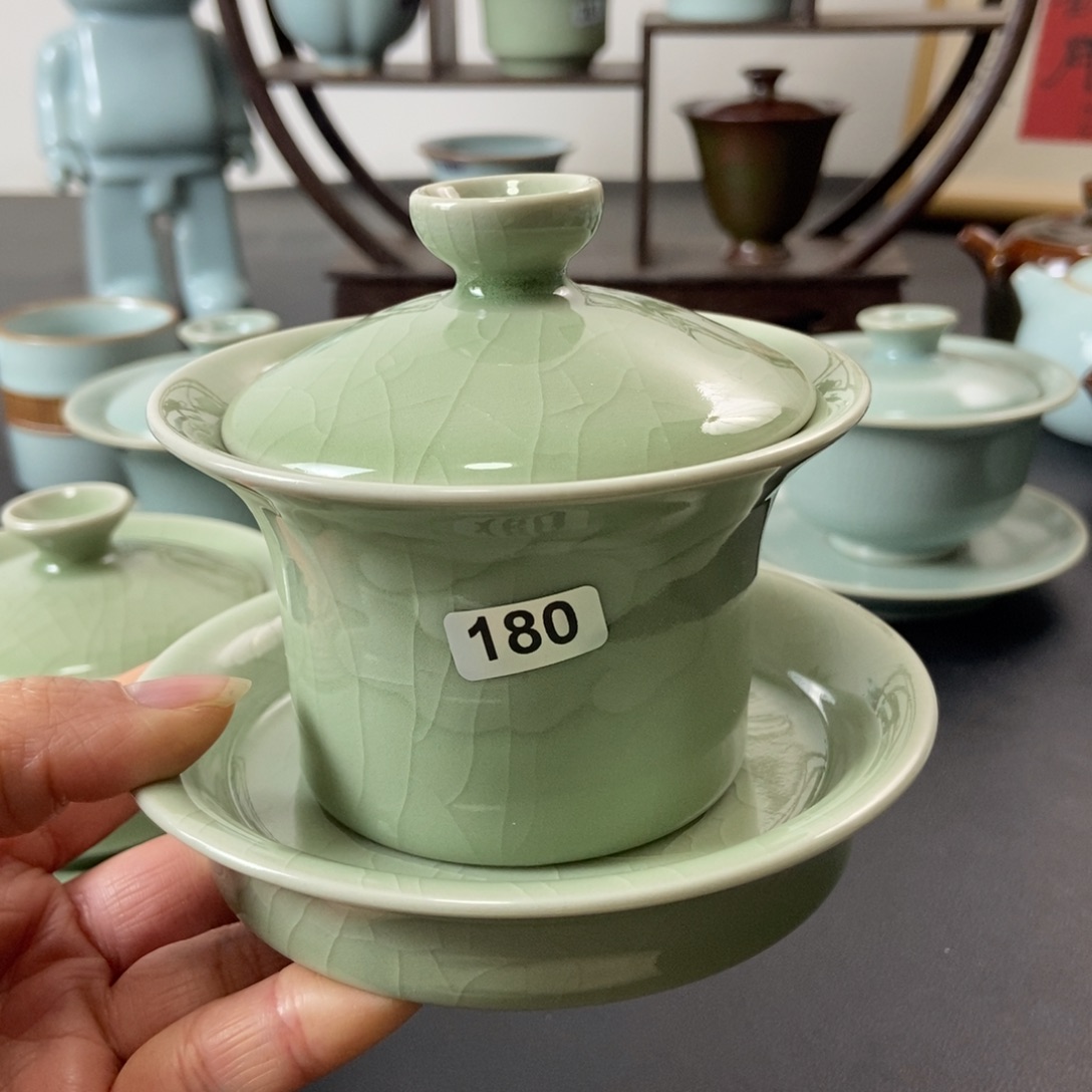 【***】二级品豆绿釉马蹄盖碗