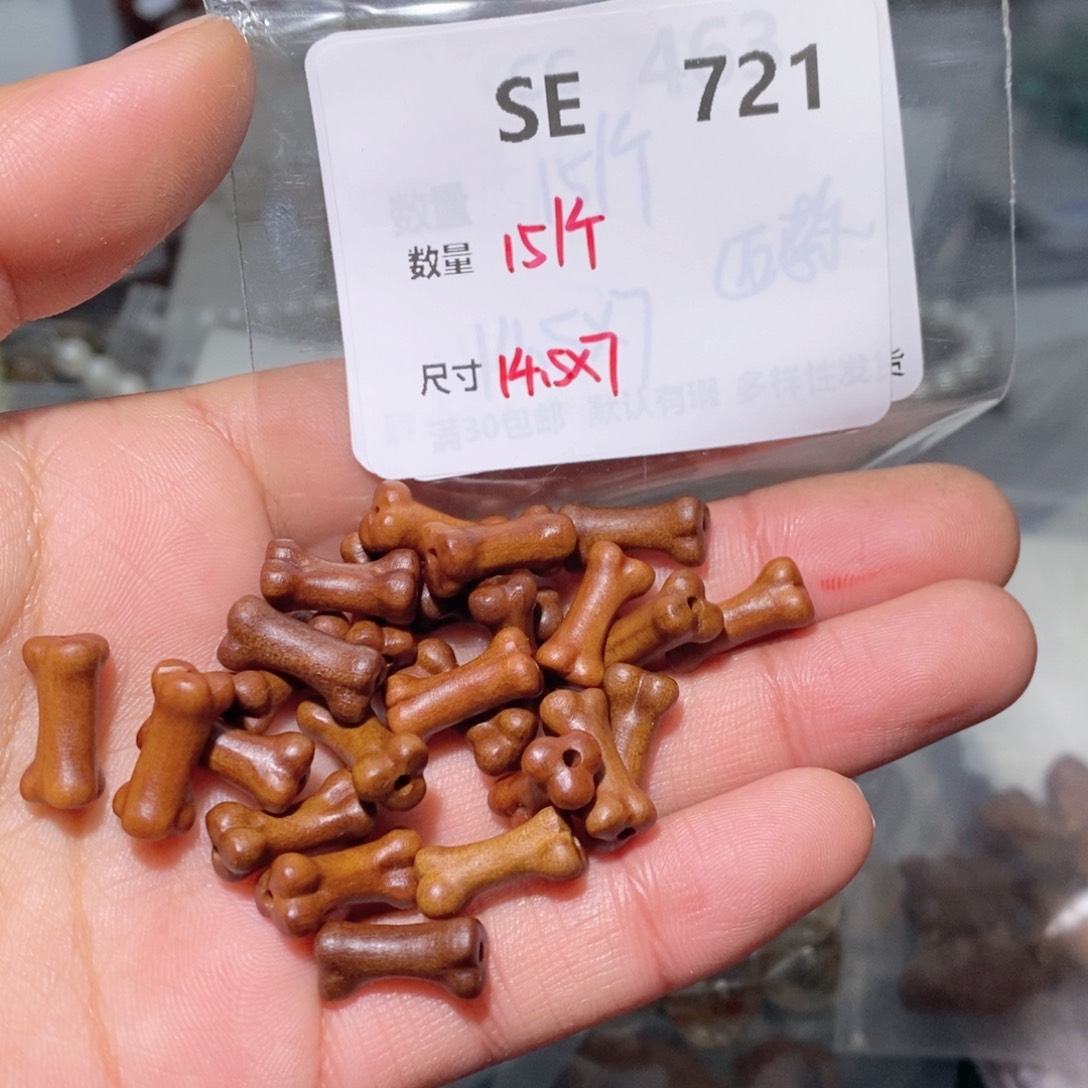 檀香木吊坠SE721。一个 