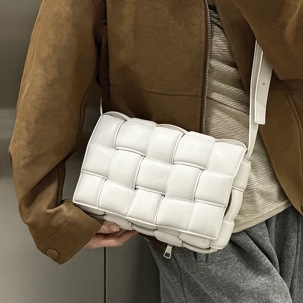 95新 BOTTEGA VENETA/葆蝶家 新款白色泡芙三角标斜挎包