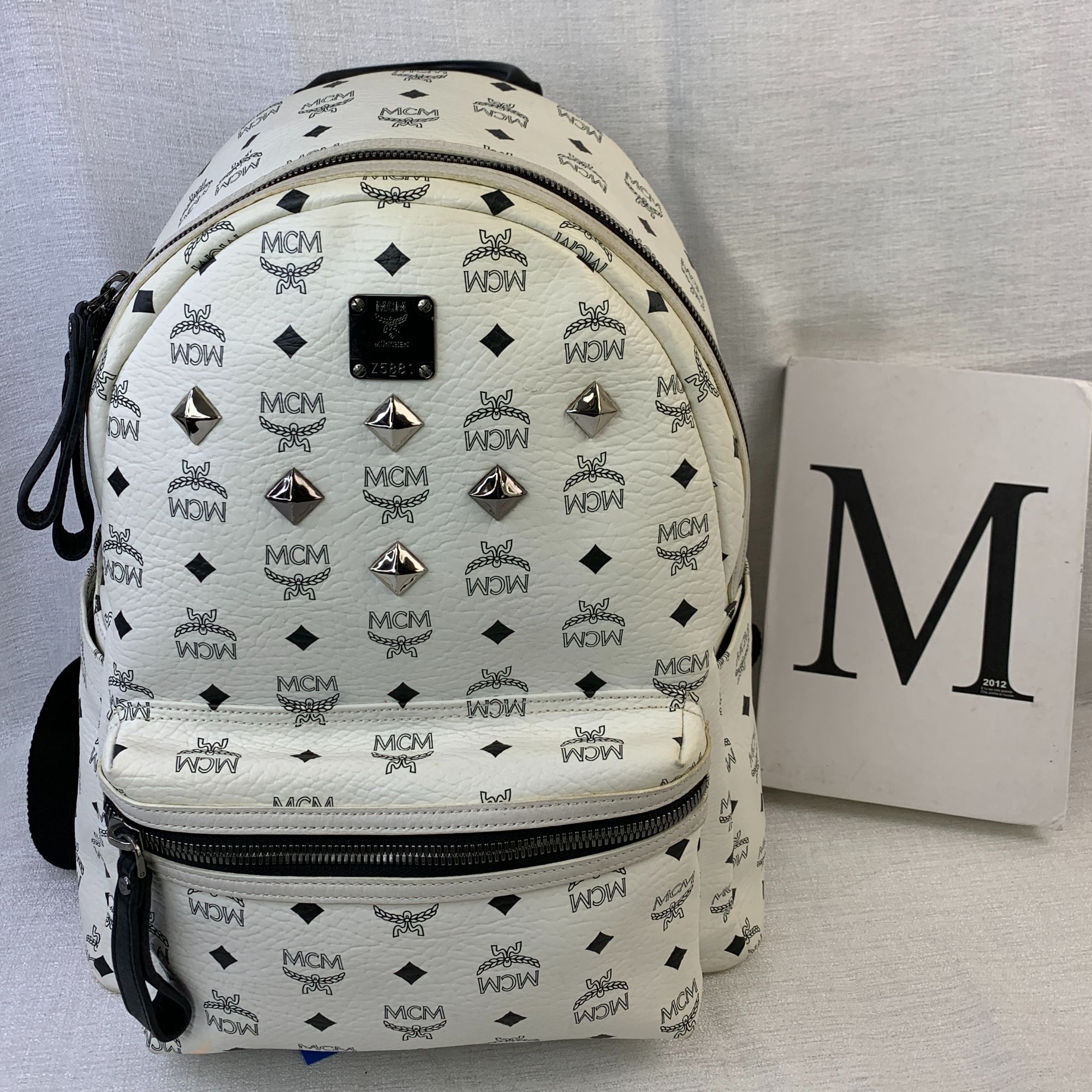 95新 MCM 白色特大号铆钉双肩包/WJ10531064/1064/瑕