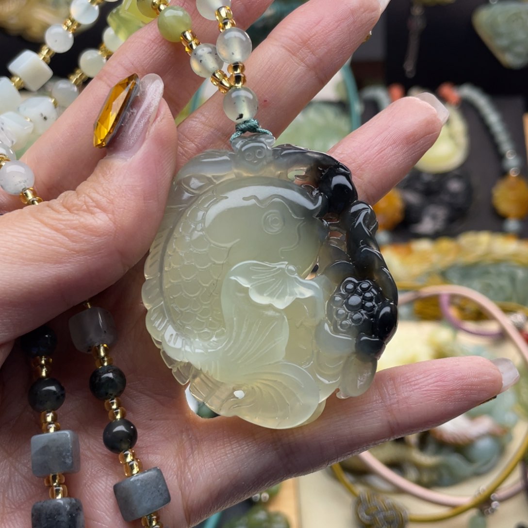 蛇纹石玉颈饰未镶嵌