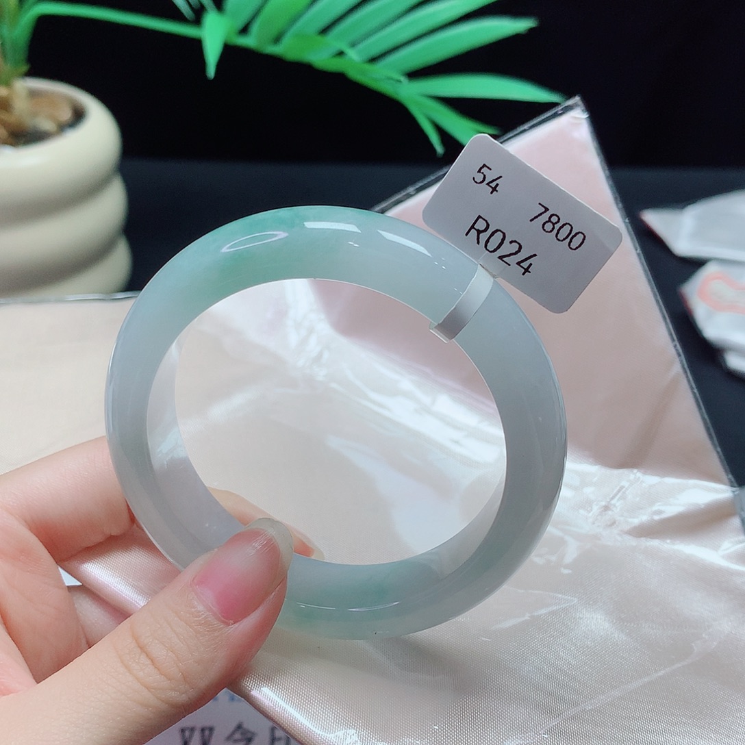 翡翠手镯未镶嵌翡翠手镯