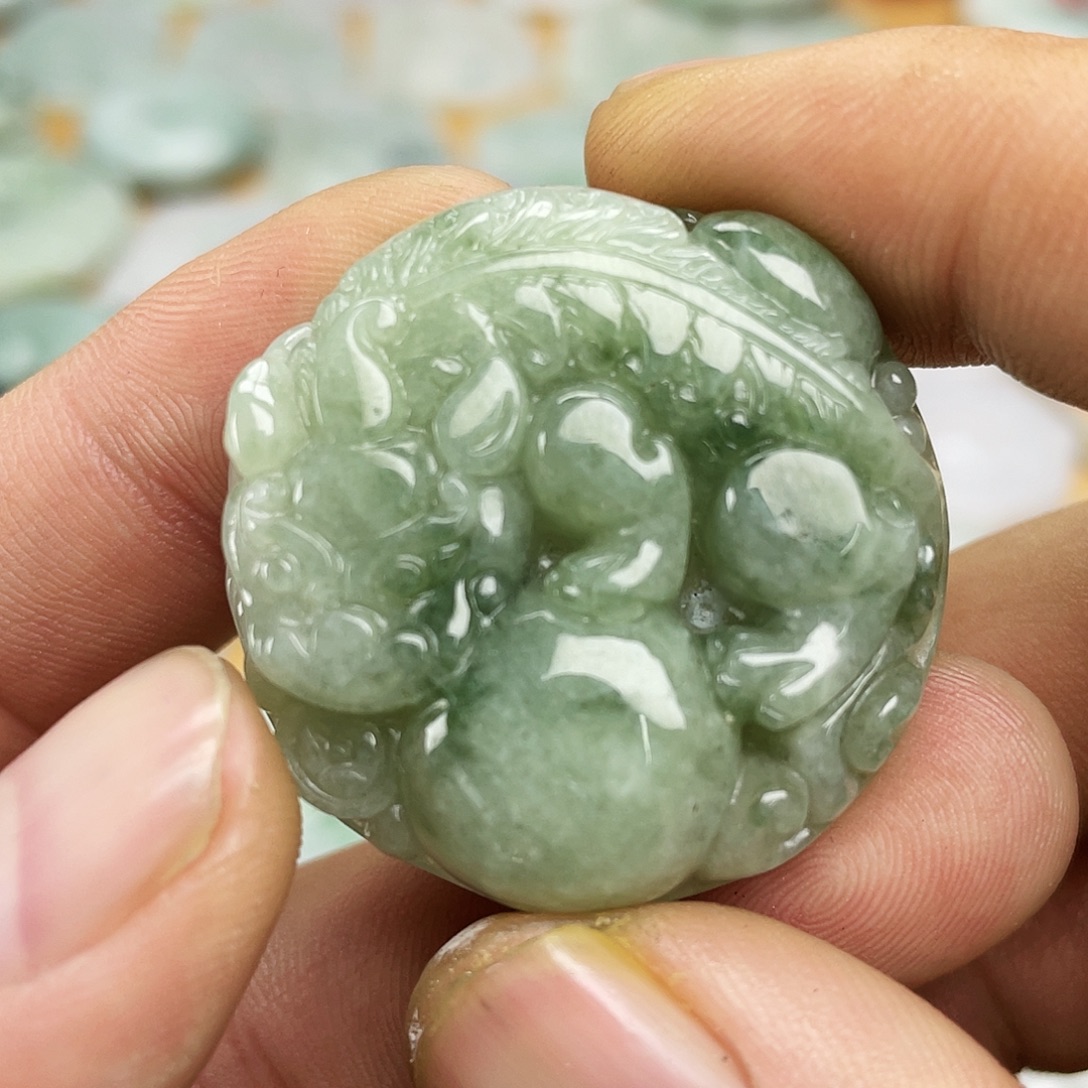 翡翠未镶嵌颈饰貔貅