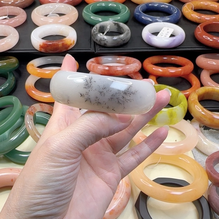 石英质玉手镯未镶嵌会****熊