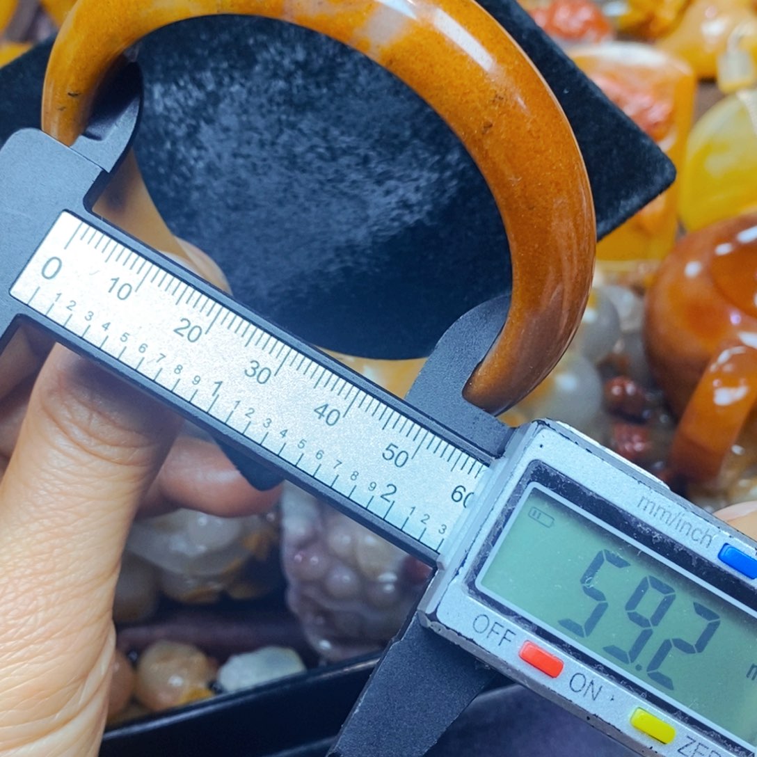 未镶嵌石英质玉（黄龙玉）颈饰