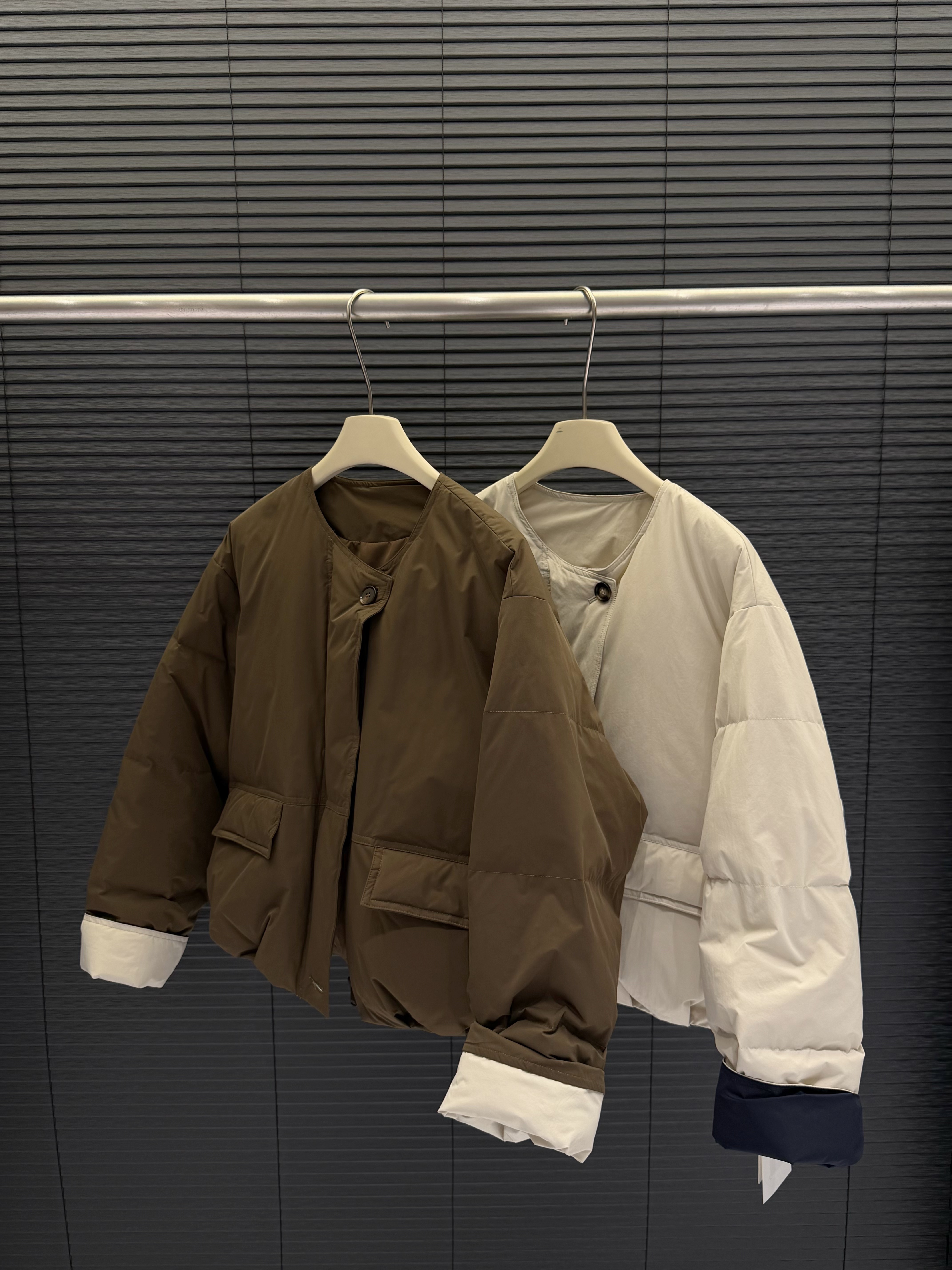仓美美女装-纽扣拉链口袋无领羽绒服