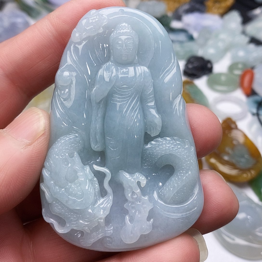 翡翠颈饰未镶嵌佛观天下