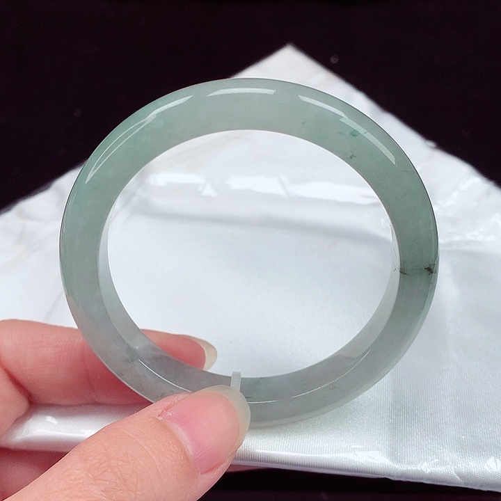 翡翠手镯未镶嵌翡翠