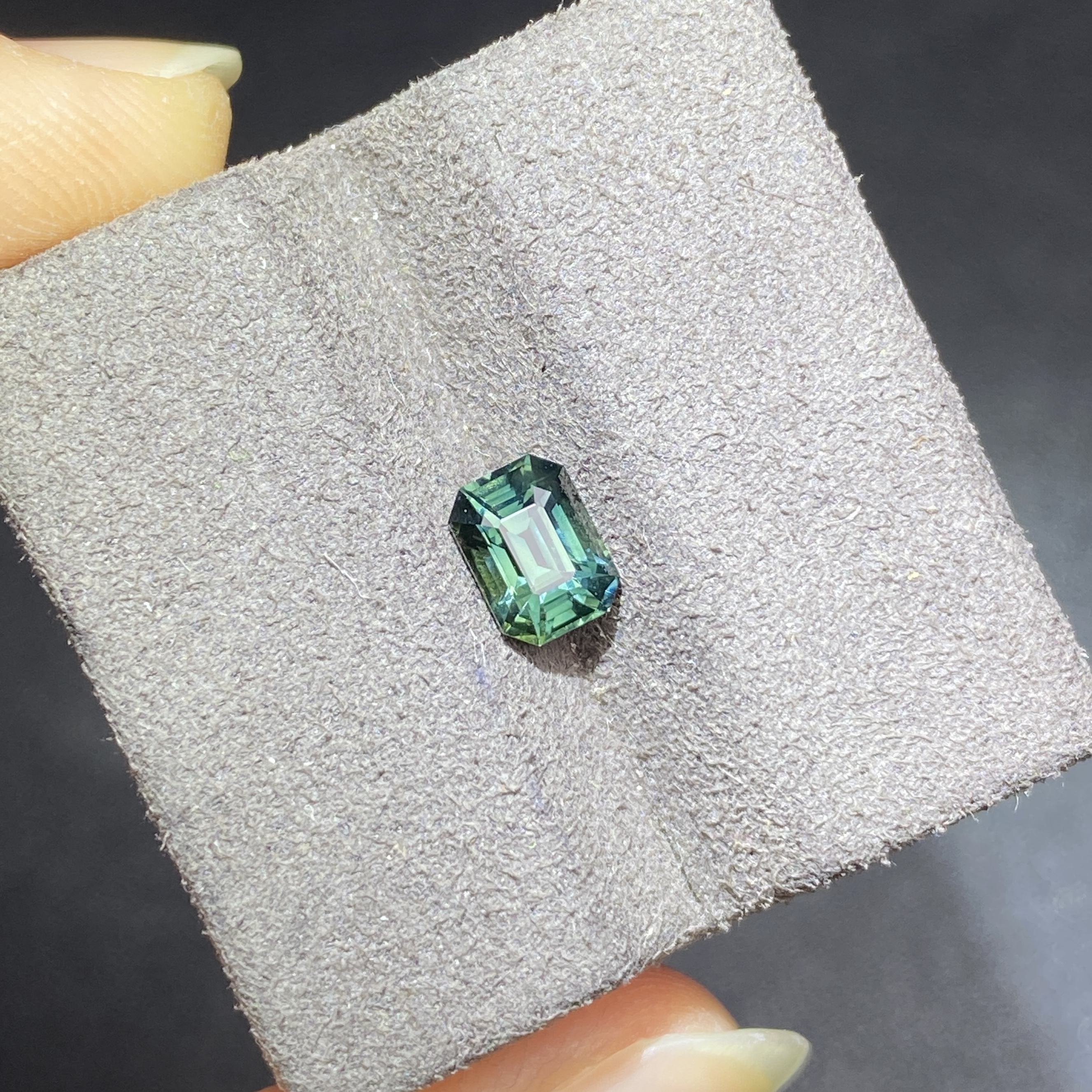 25L024 无烧绿色蓝宝石 1.09克拉