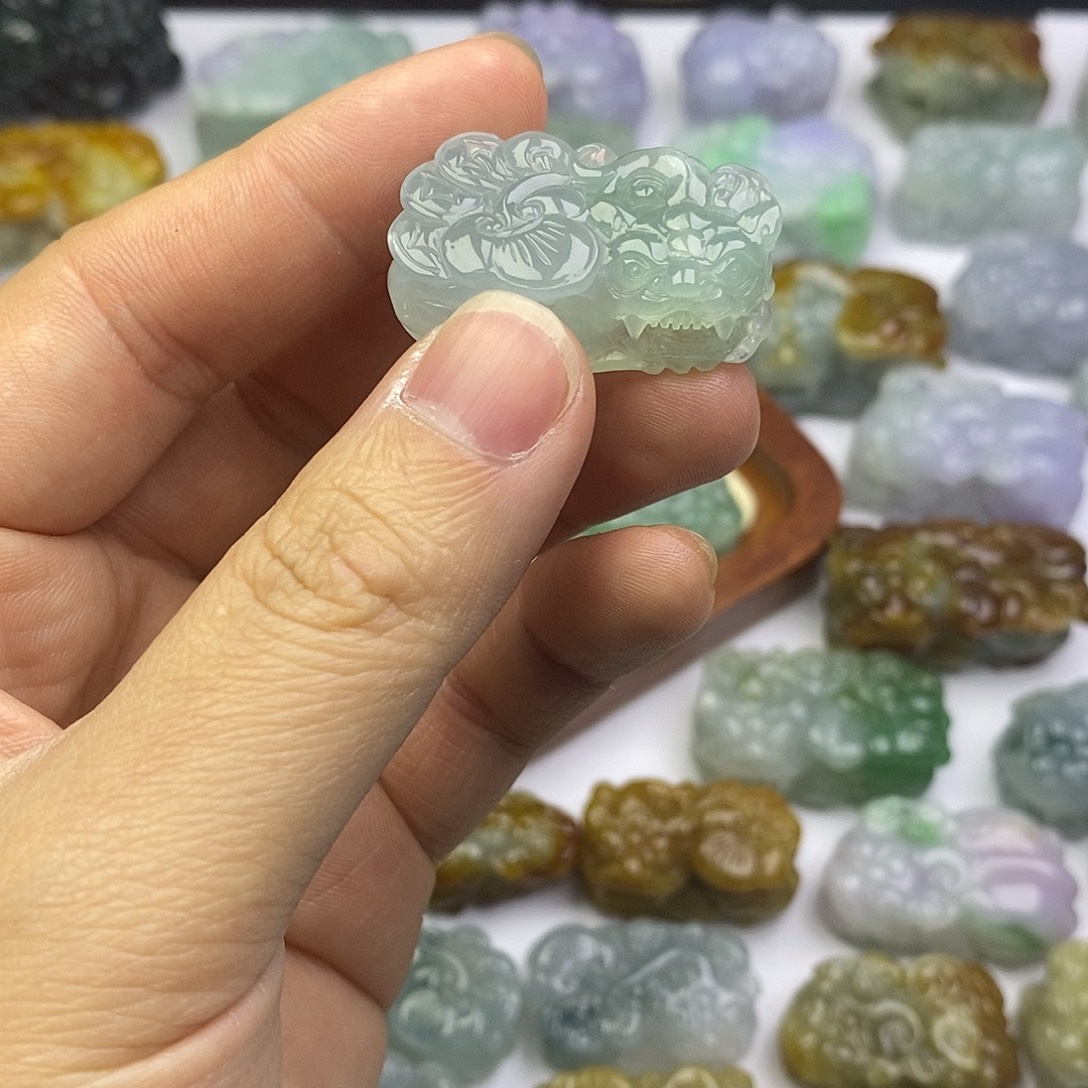 晴***g翡翠未镶嵌颈饰貔貅