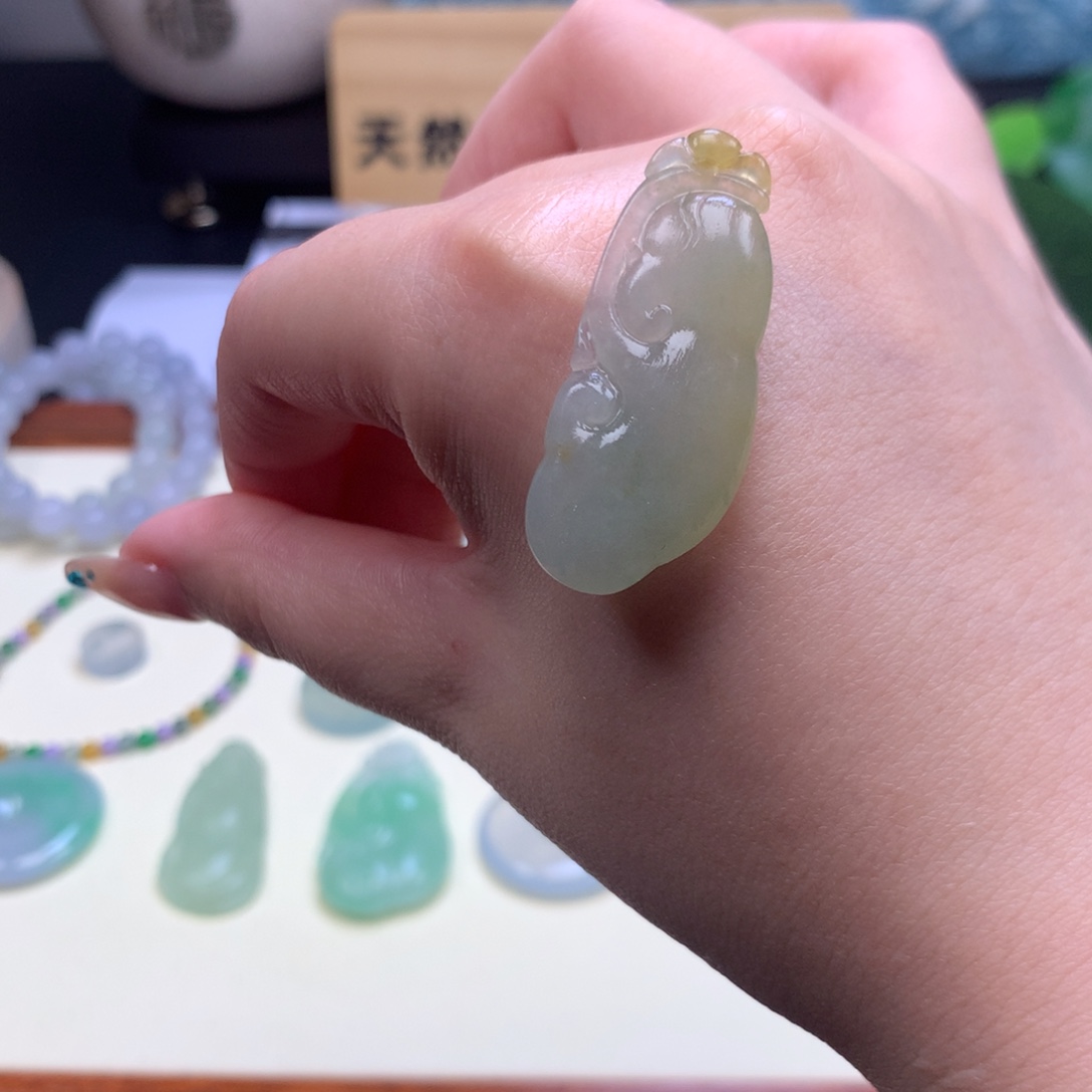颈饰未镶嵌翡翠如意