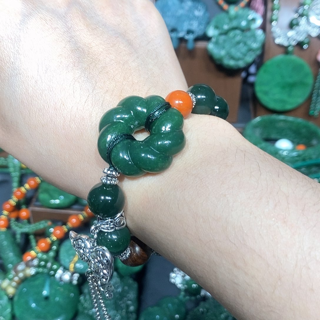 颈饰未镶嵌和田玉（糖玉）