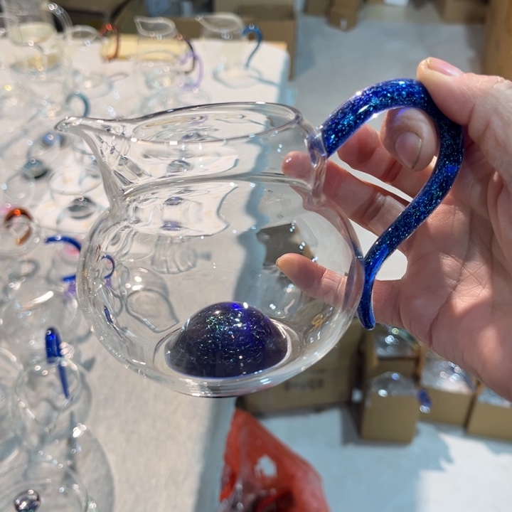 斑阑金星空珠葫芦公杯。            