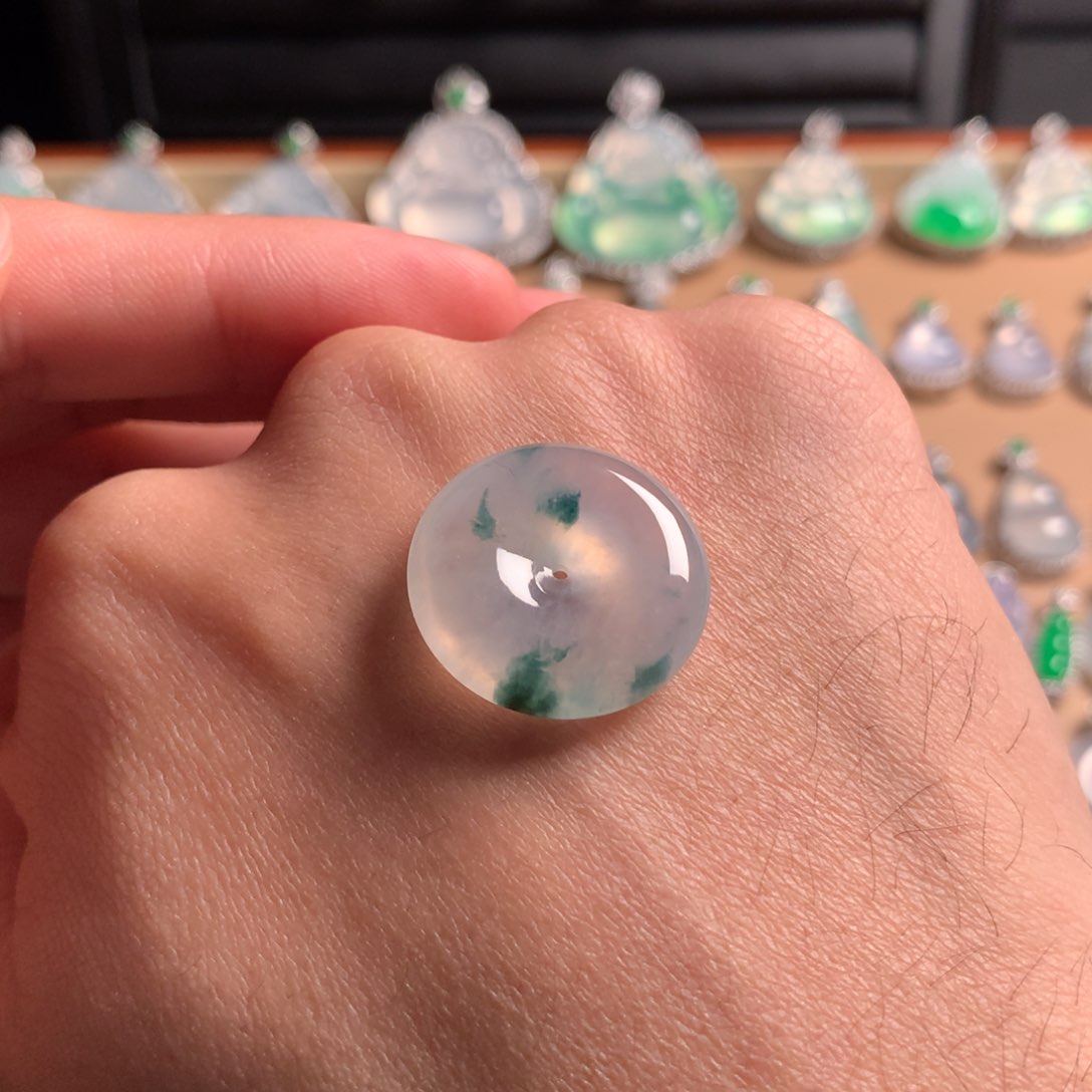 翡翠吊坠(赠链)未镶嵌