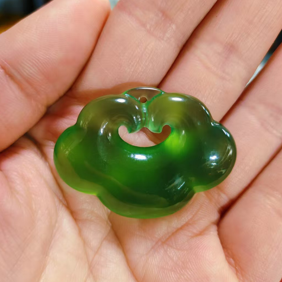 极品冰种泰山玉如意吊坠，这种泰山玉料非常难得，可遇不可求