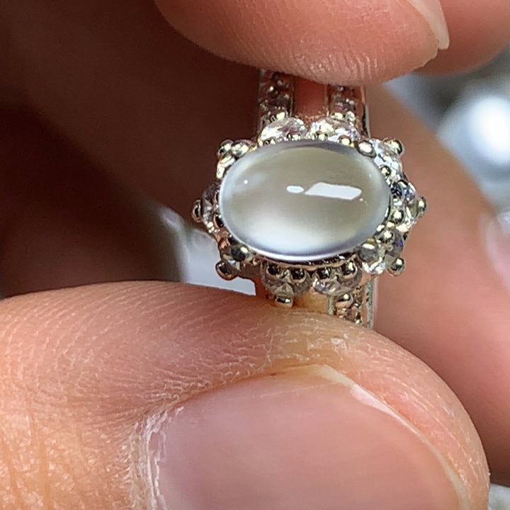 翡翠未镶嵌戒指铜托，卖裸石，需要二次镶嵌