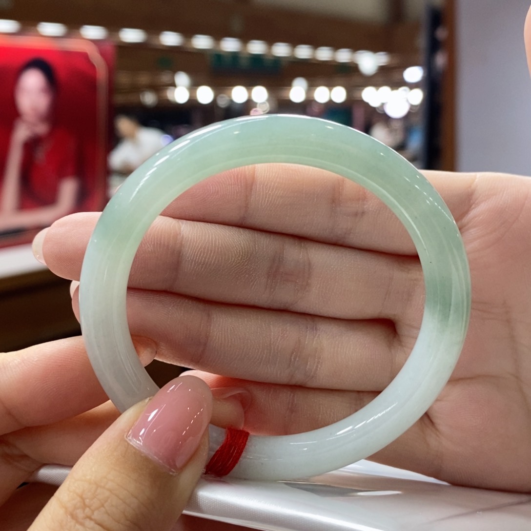 翡翠手镯未镶嵌翡翠