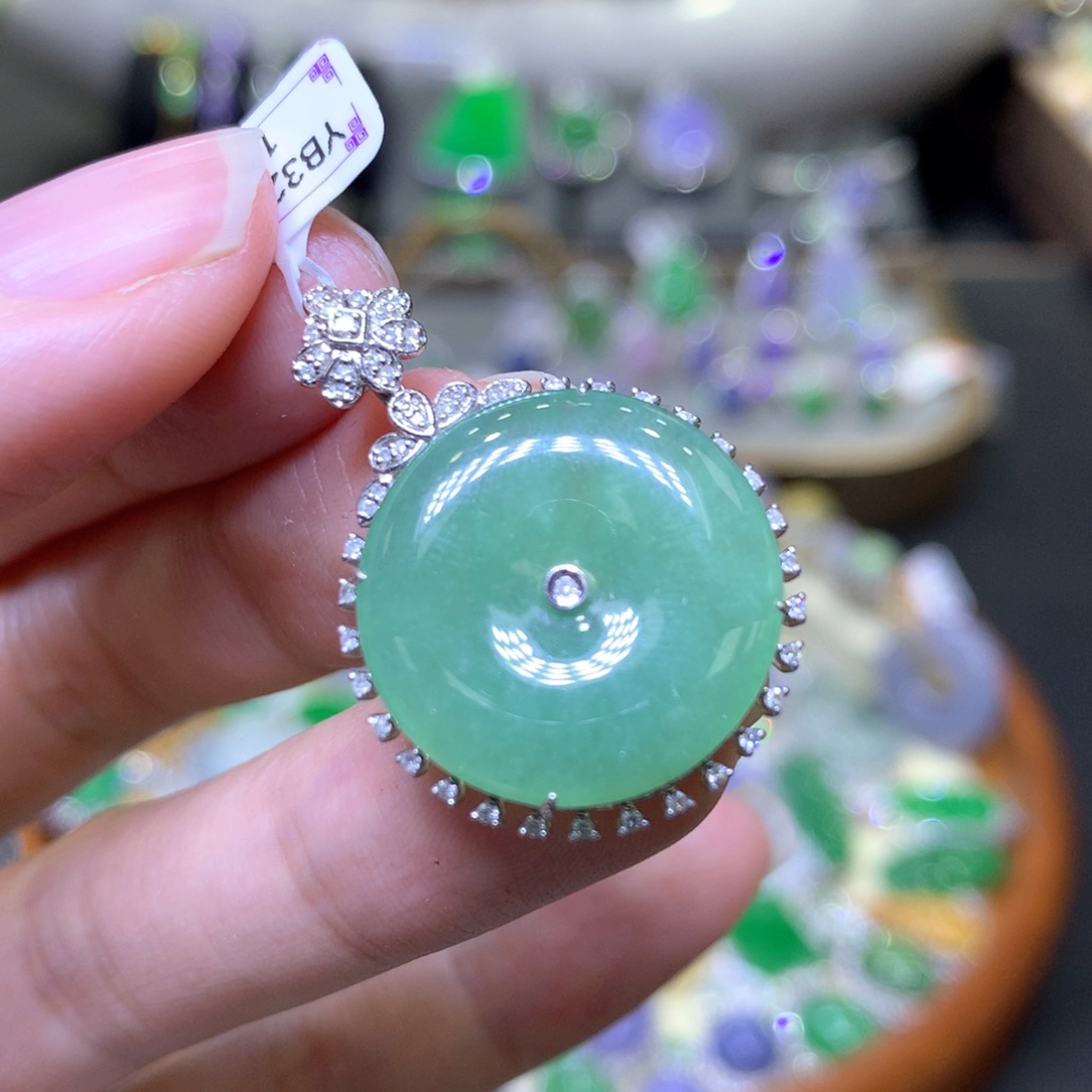 【闪购商品】翡翠颈饰18K金镶嵌翡翠吊坠项链