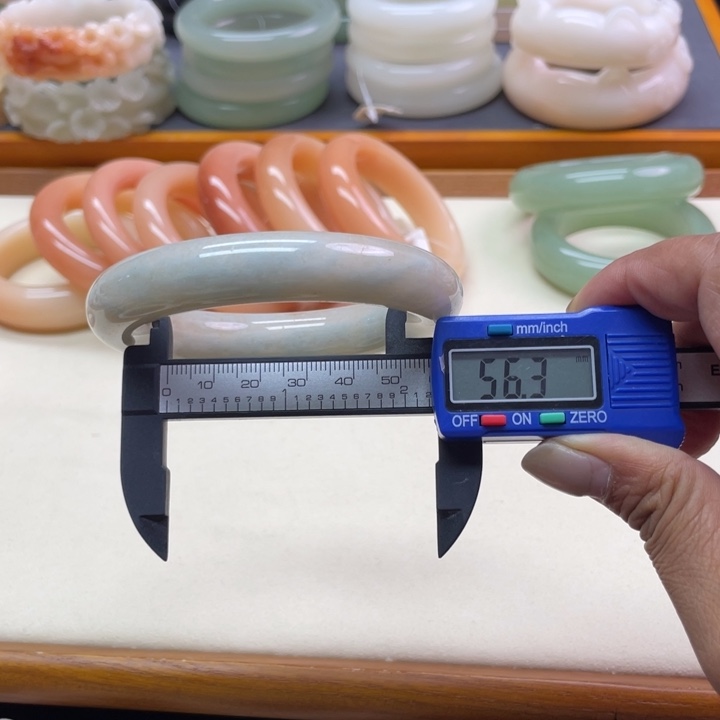 未镶嵌石英岩玉珠宝奇石