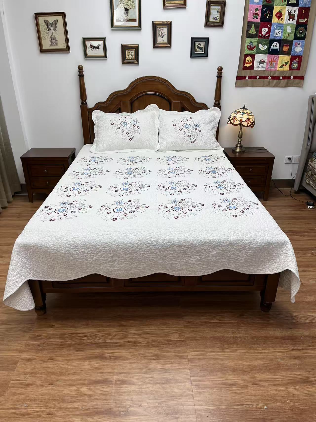 白色绣花全棉床盖纯色夹棉弧形荷花边框绗缝夹棉被子