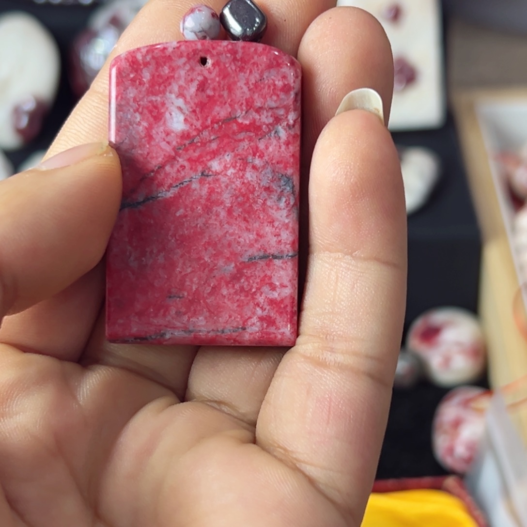 天然辰砂原石无事牌