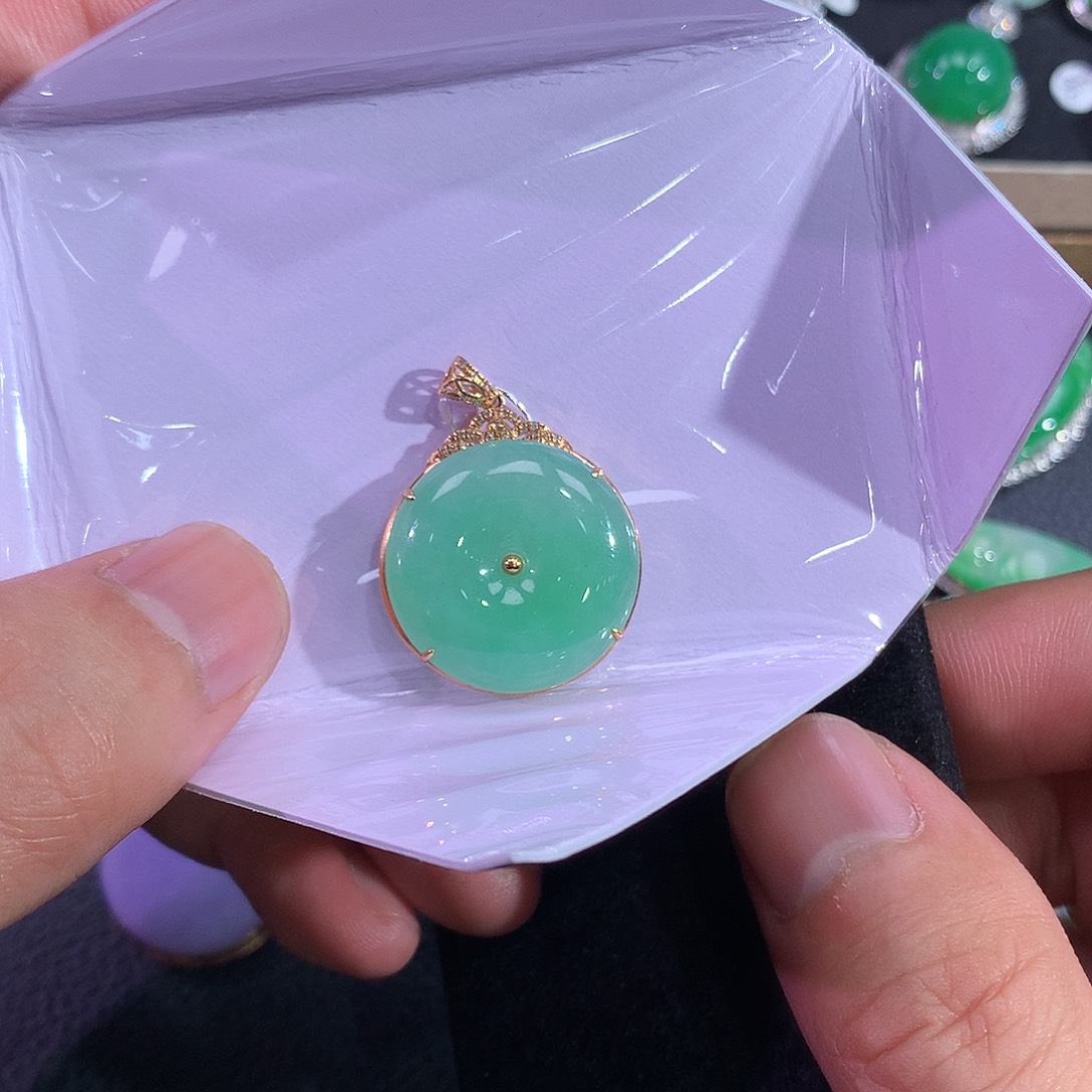 翡翠吊坠(赠链)18K金镶嵌