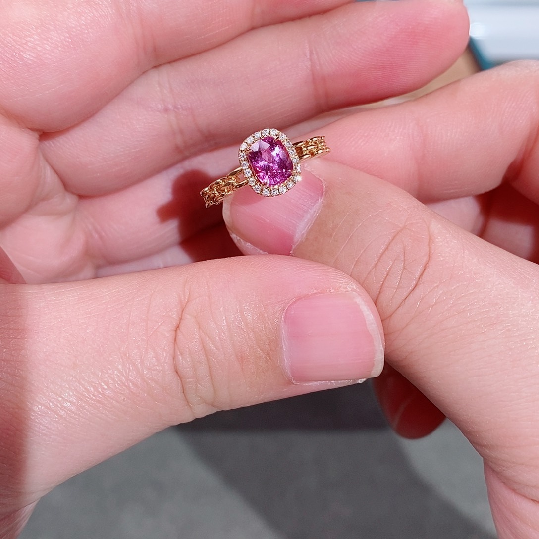 彩色蓝宝石戒指18K金镶嵌吉尔德无烧1.079克拉