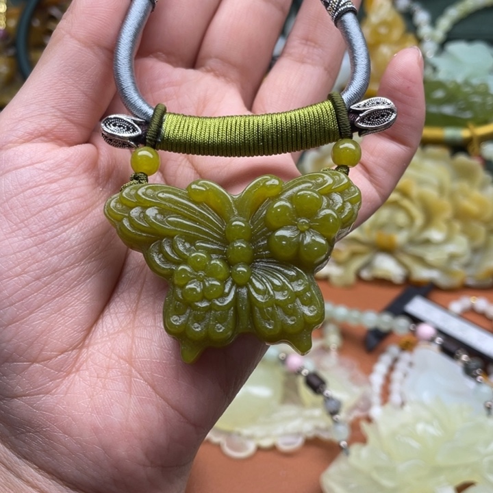 蛇纹石玉吊坠合金