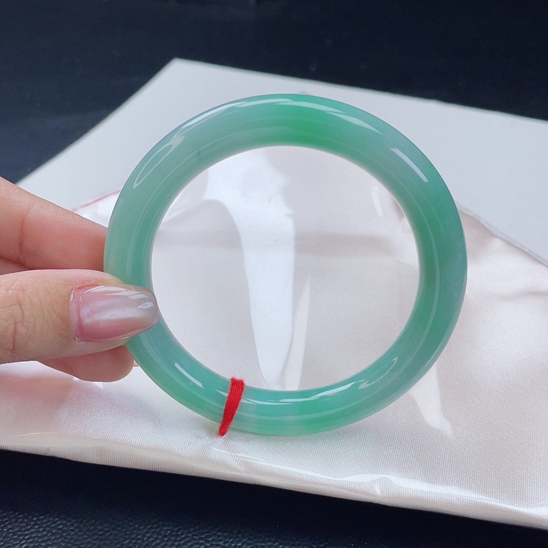 翡翠手镯未镶嵌翡翠