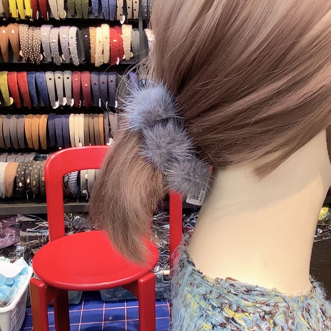 布艺铁合金灰色毛毛球香蕉夹小号